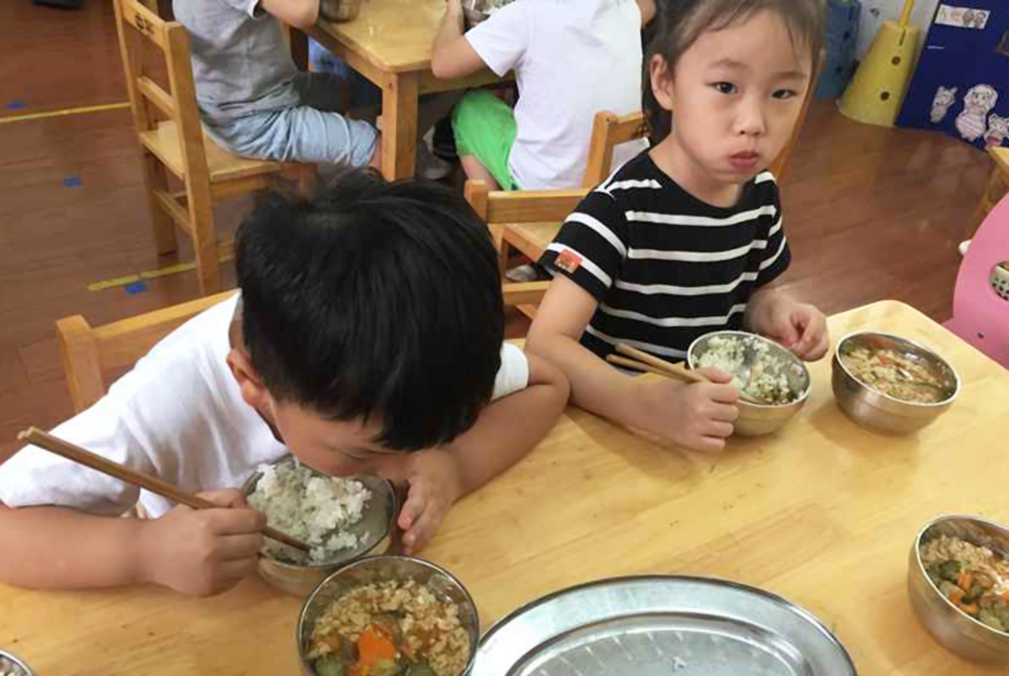 午餐|孩子说幼儿园的饭菜很香，一次能吃两碗，看到照片妈妈也“馋”了
