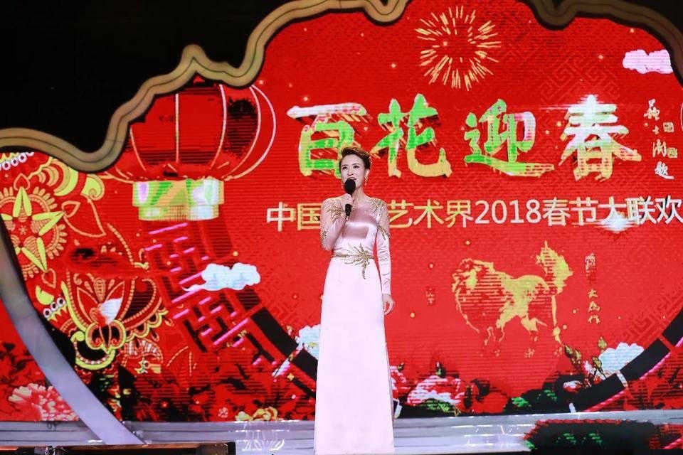面料|张蕾真是主持界的“尤物”,穿粉色缎面连衣裙气质惊艳,太美了