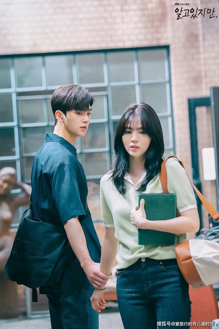 颜色|跟着韩剧《无法抗拒的他》学穿搭，韩素希的时尚减龄穿搭大合集