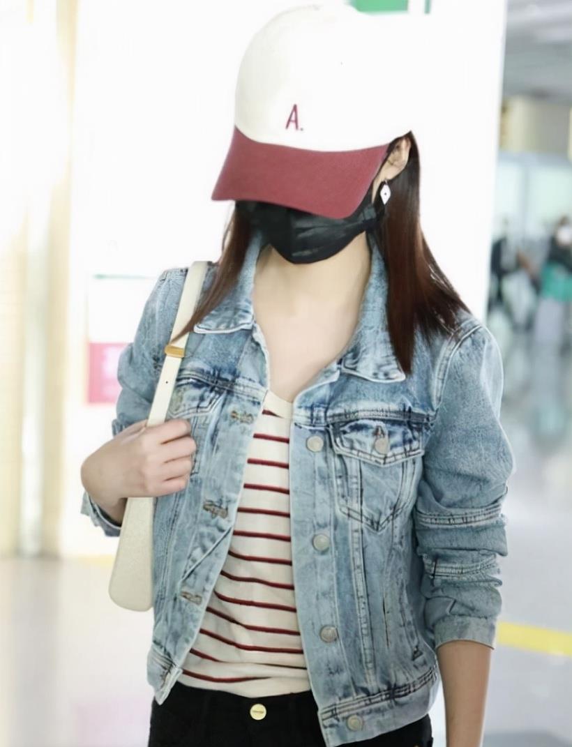 的比例|李沁也挺会搭配的，牛仔短外套配紧身裤显腿长，可惜暴露胯宽