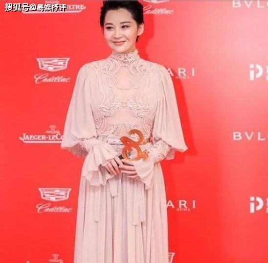 短裙|许晴一身白色的西装短裙，年过半百，也丝毫阻挡不了她的魅力！