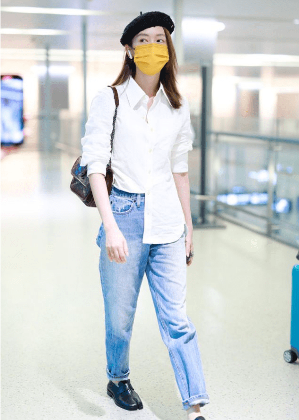 整体|童瑶的时尚真难懂,穿皱巴巴白衬衫配“猪蹄鞋”,好在气质撑得住