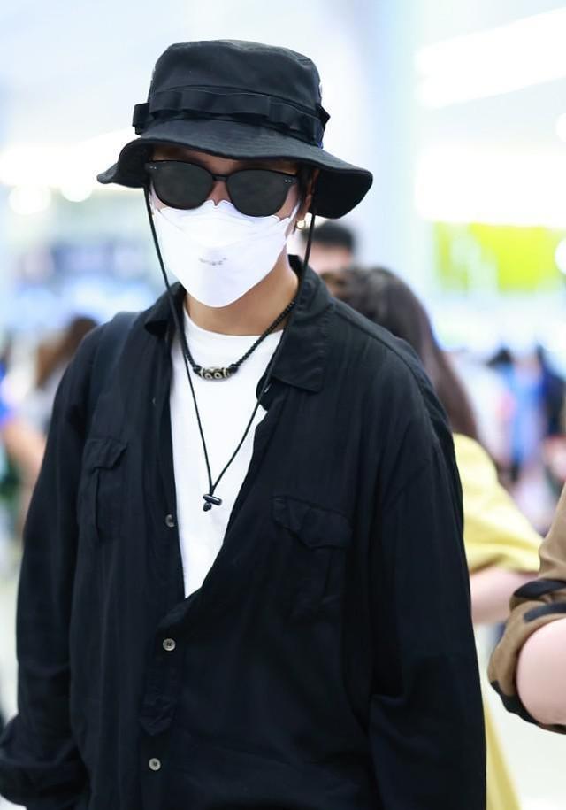 感觉|陈坤的搭配挺简单的,可是一般人穿不出这气质,松垮却不邋遢