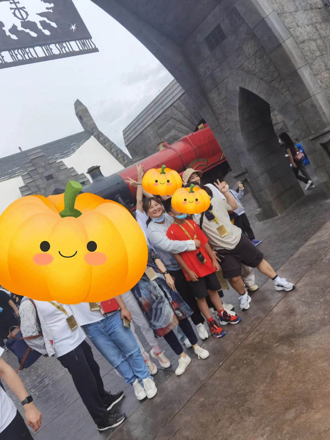 贾玲游|张小斐和贾玲游环球影城,姐妹俩都瘦了,小斐穿白T恤都快撑不起