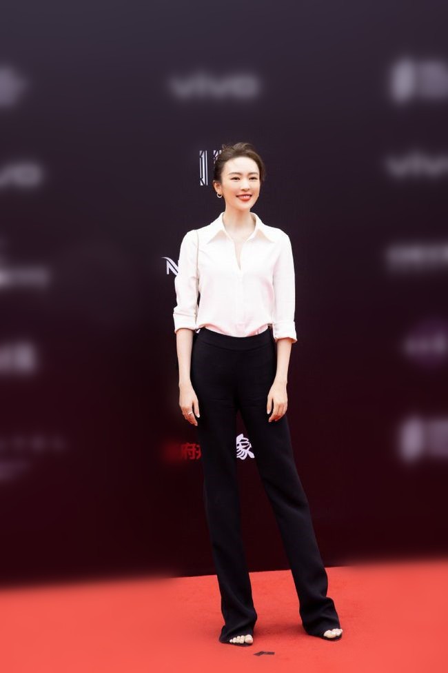 整体|童瑶的时尚真难懂，穿皱巴巴白衬衫配“猪蹄鞋”，好在气质撑得住