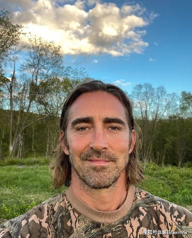 果然长得好看的男人都有男朋友↓↓男友名叫matthew foley,是thom