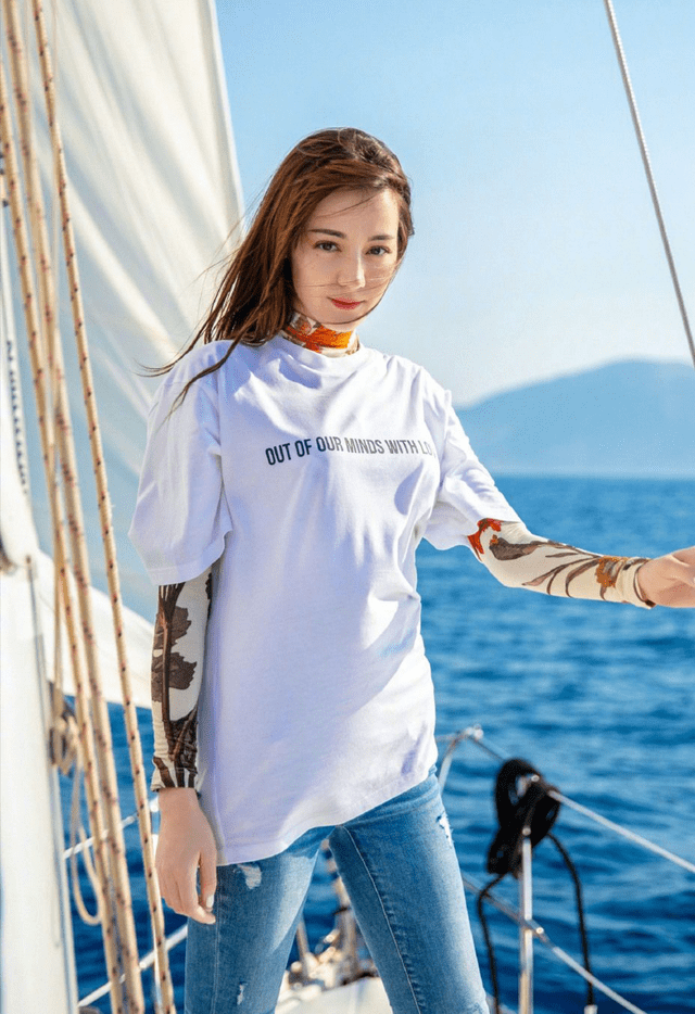 卫衣|迪丽热巴造型太出众，红色卫衣配黑色皮裙洋气精致，美得耀眼