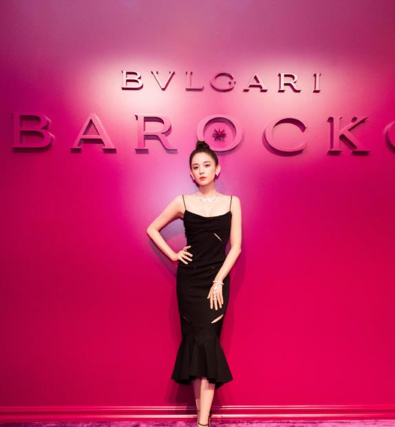 设计|有种“无人敢追”叫娜扎，同框赢了热巴杨幂，凹凸身材不输卡戴珊