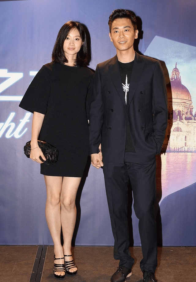 黑色|朱亚文夫妇越看越登对，俩人黑色装扮默契十足，沈佳妮淡妆仍惊艳