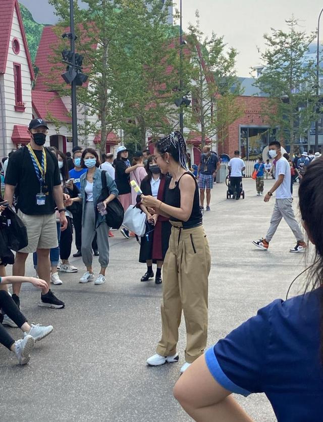 黑色|李冰冰打卡环球影城被偶遇，“生图照”状态超赞，满头脏辫太酷飒