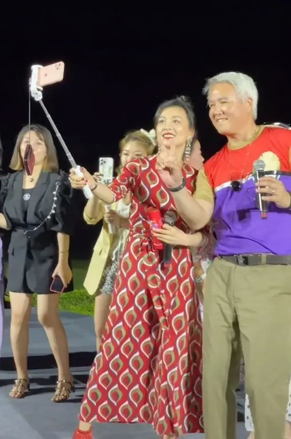 头发|张庭直播意外曝光真实脸，法令纹深重发腮明显，是老阿姨！