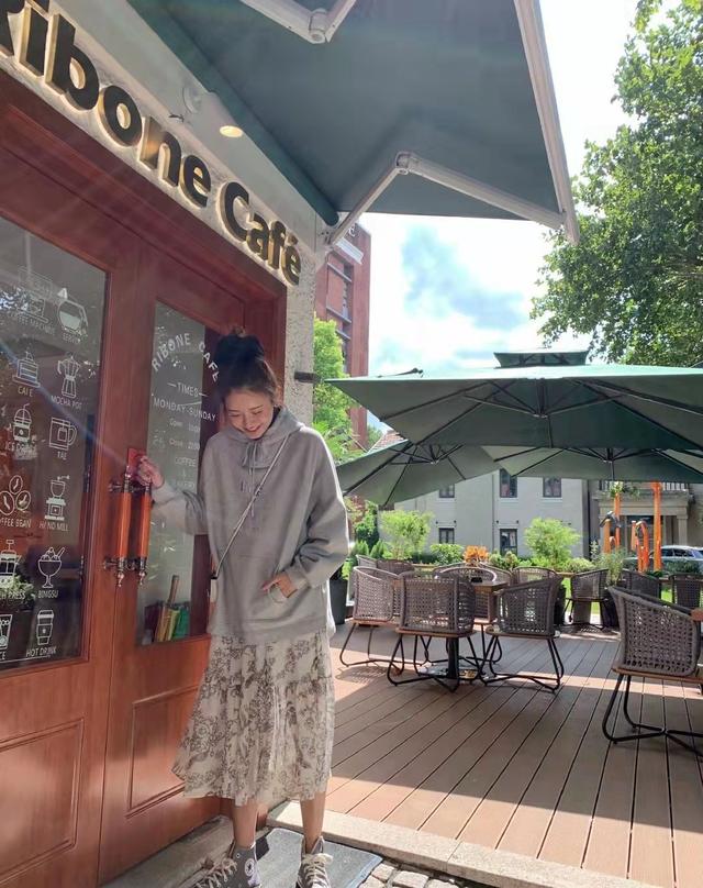 卫衣|陈赫老婆不愧是“网店老板娘”，外套配纱裙，随手一拍都是大片