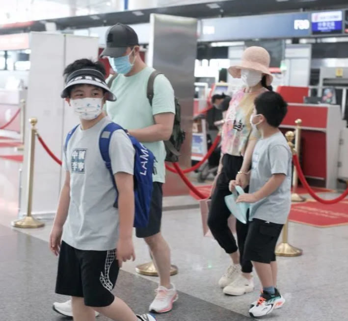 整体|胡可一家四口走机场,穿小黑裤暴露“阿姨肚”,两儿子穿得还挺潮