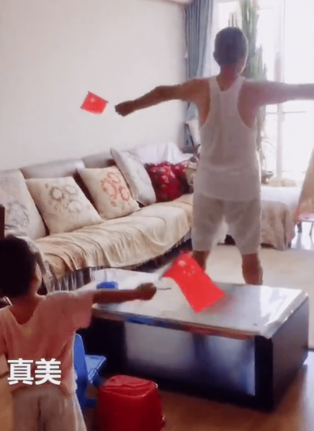 因为|最棒爷爷:男孩因不会跳操站后排,爷爷录视频在家细心手把手教学