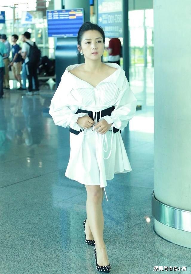 腰带|没想到，何洁穿对衣服显瘦那么多，穿衬衫配裙腰带，像换了副身材