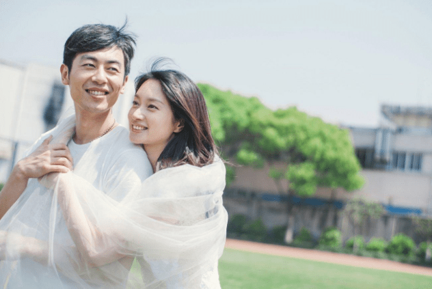 黑色|朱亚文夫妇越看越登对，俩人黑色装扮默契十足，沈佳妮淡妆仍惊艳