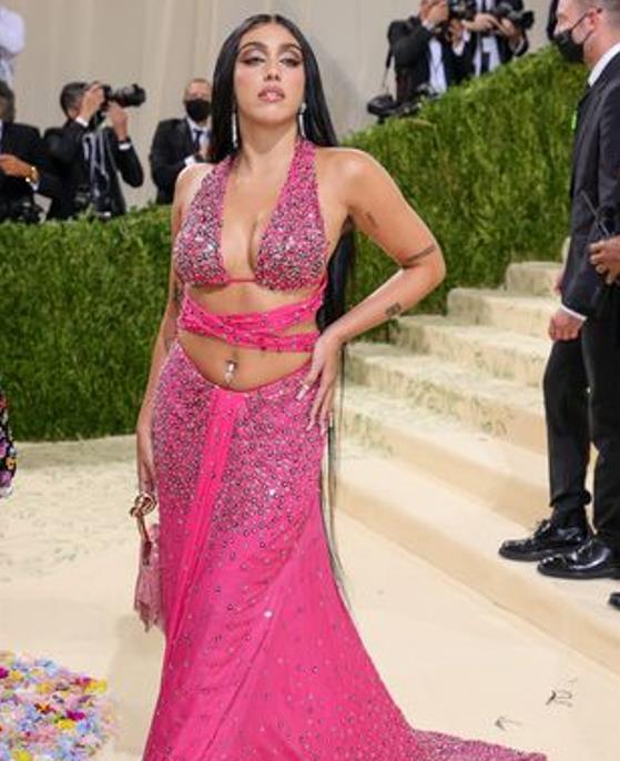 麦当娜|麦当娜女儿穿长裙走红毯，抬手自信秀时尚，网友，有其母必有其女