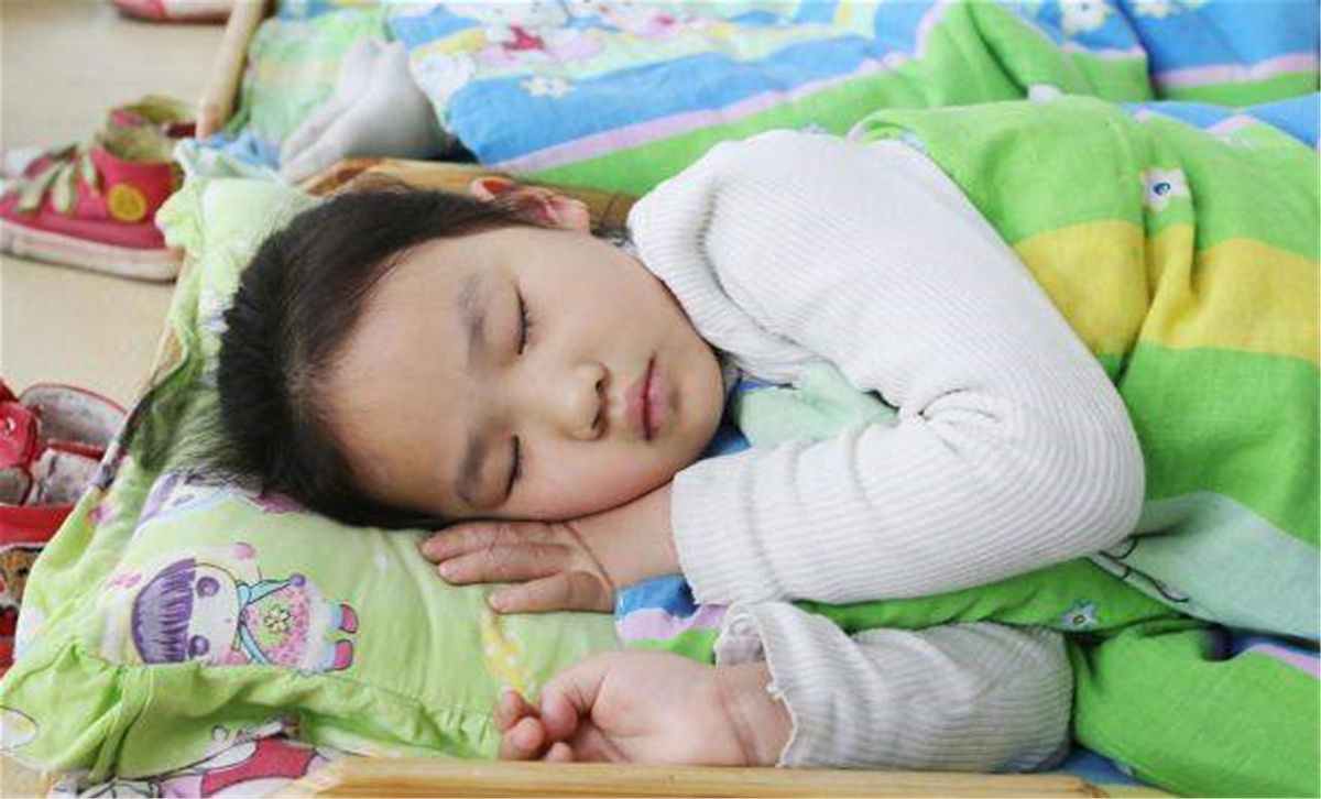 说法|幼儿园午休“问题多”,一张照片引发争议,家长纷纷讨要说法