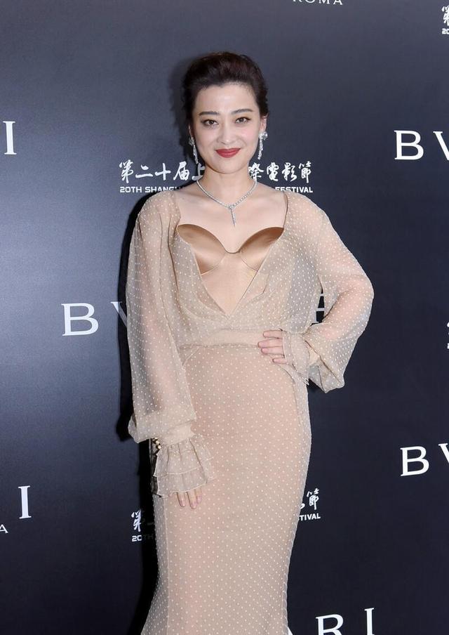 贵妇|梅婷的衣品比年轻人还潮，穿波点薄纱裙配抹胸内搭，穿出贵妇感