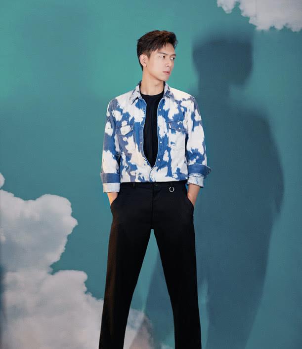 条纹|李现晒照，一件条纹衬衫叠穿白T恤，年轻男生就该打扮清秀一点！