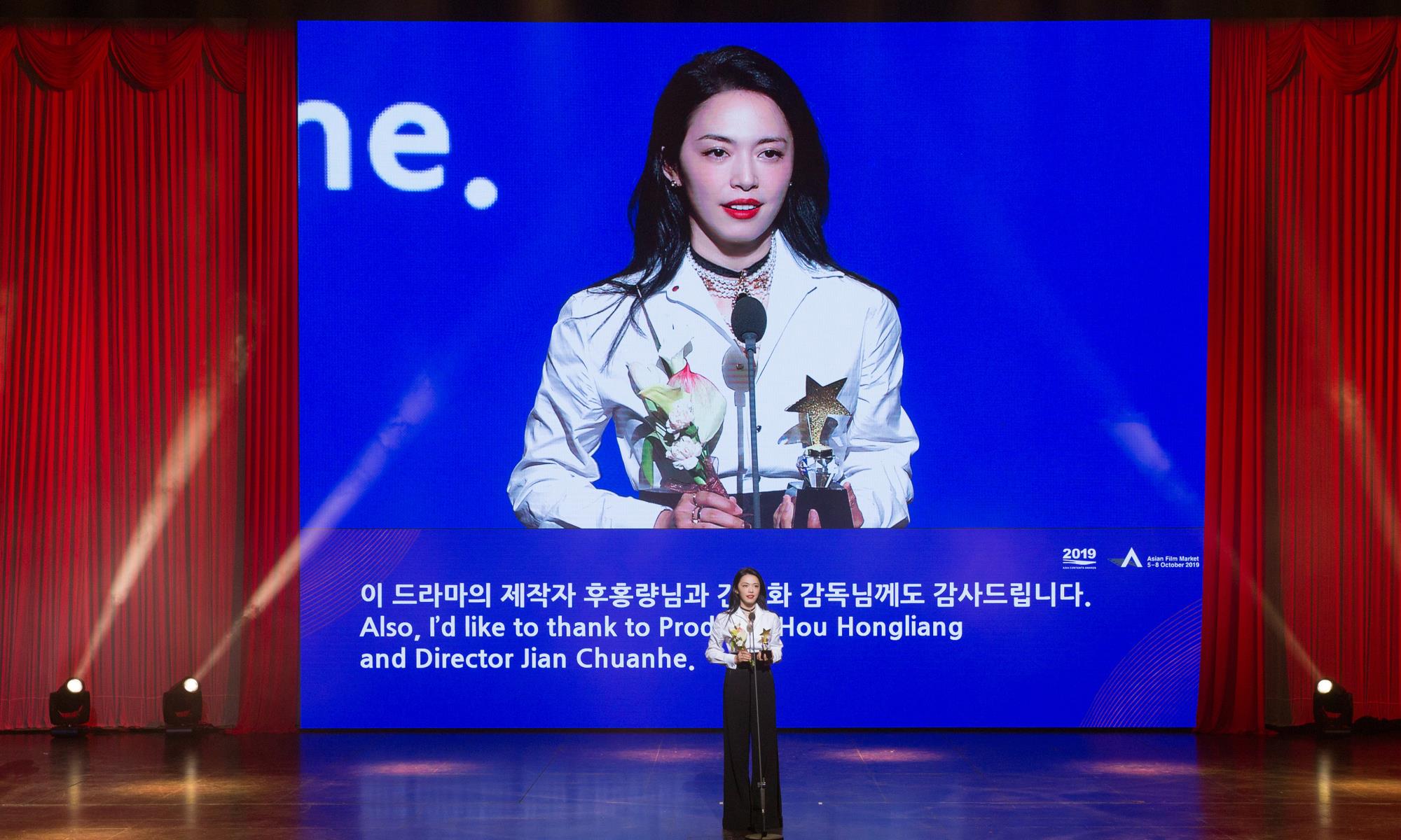 配饰|40岁姚晨斩获最佳女演员，白衬衫配阔腿裤简单优雅，真女王本人！
