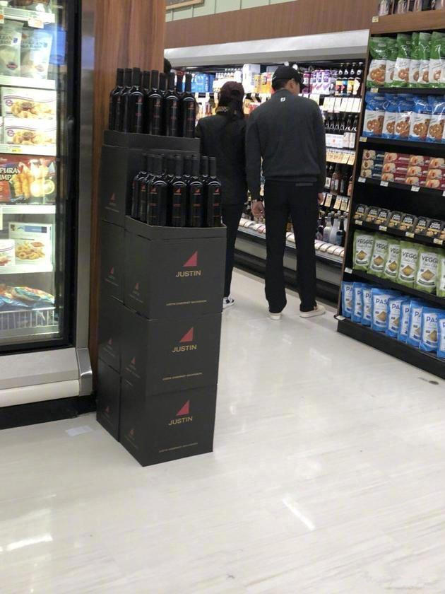 玄彬|38岁孙艺珍低调亮相,与玄彬穿黑色情侣装逛超市,郎才女貌太般配