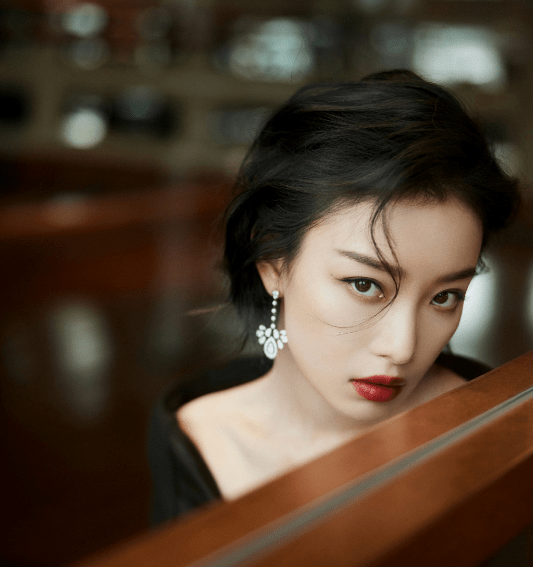 袜子|32岁沈梦辰少女感满满,裤脚塞进袜子中,却意外显得腿很长