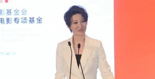女强人|徐帆剪了短发更有气场，穿灰色西装尽显女强人风范，一看就不好惹