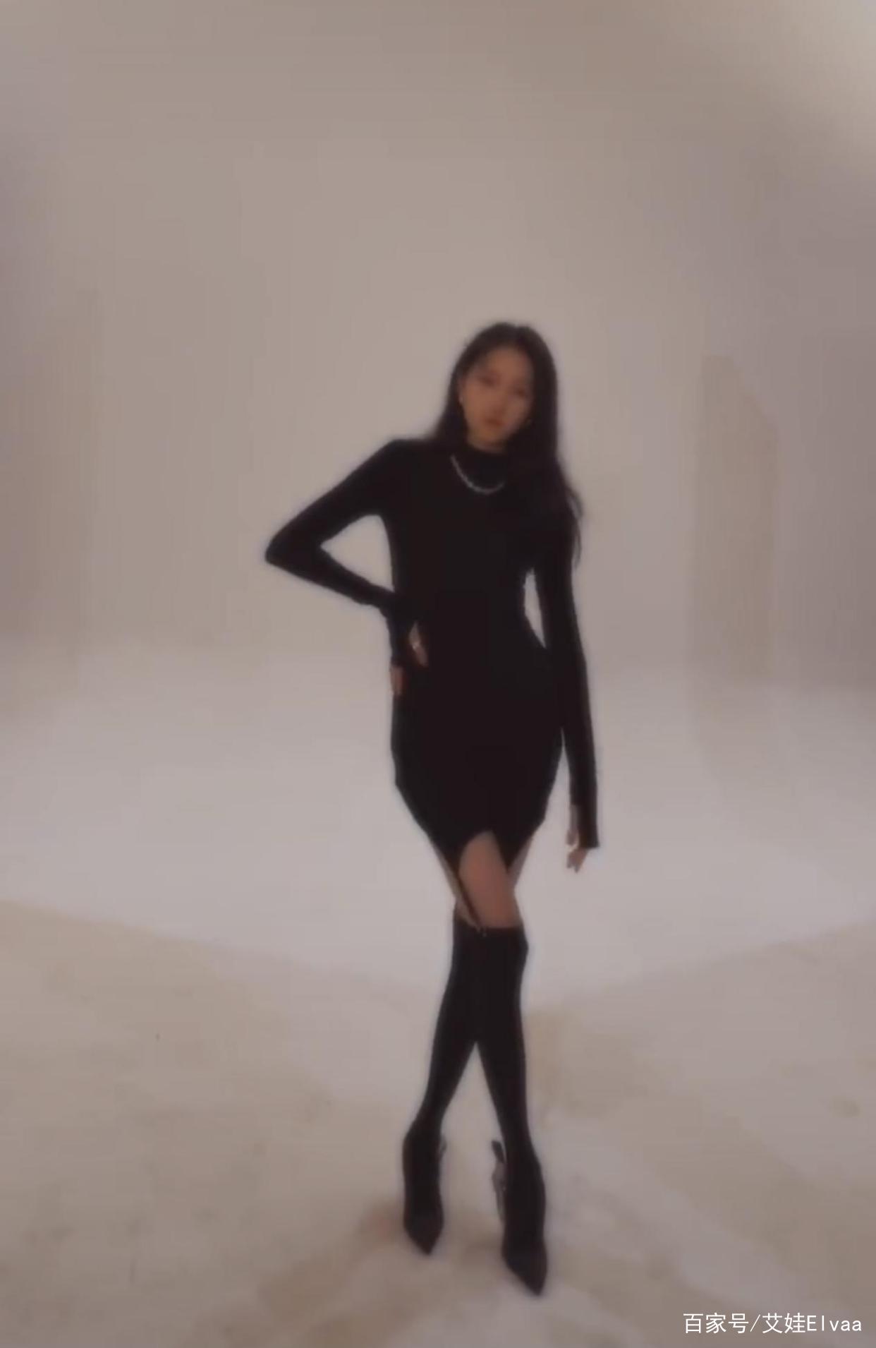 身材|23岁关晓彤胆真肥，罕见“情趣”袜配小黑裙摆拍，真不怕鹿晗吃醋