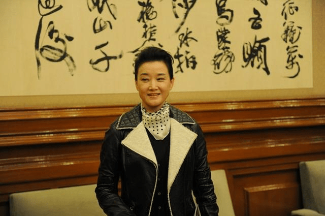 宋祖|54岁宋祖英美得大气,“大背头”配皮衣时髦有范,气质太绝了