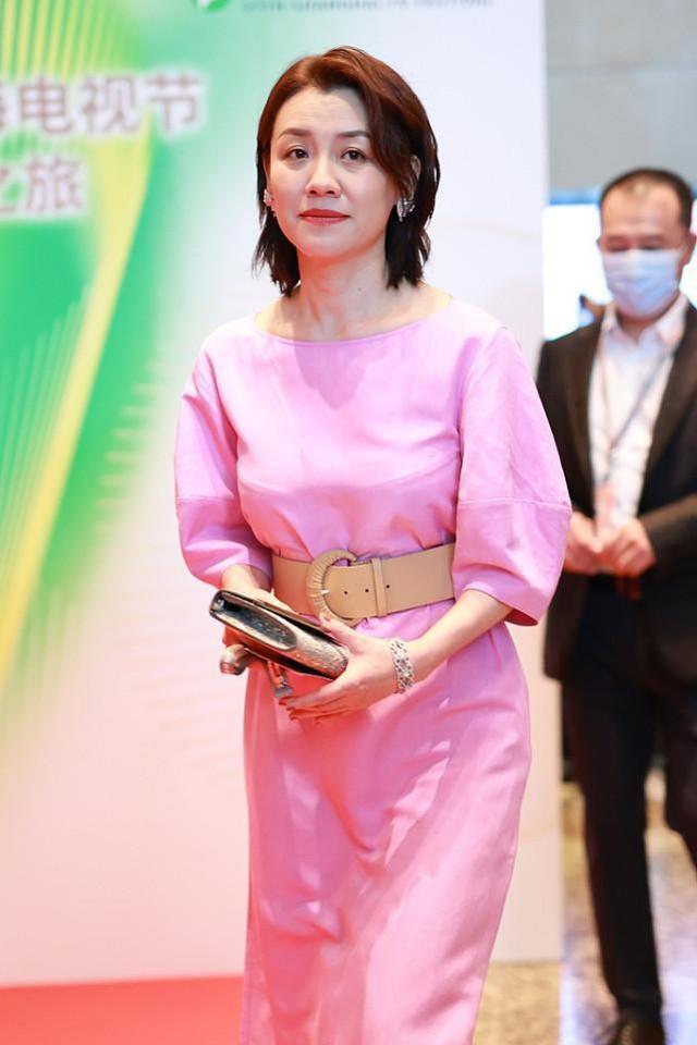 身材|刘翔二婚老婆颜值普通，剪时髦“鲶鱼头”穿连衣裙，也没啥抢眼感