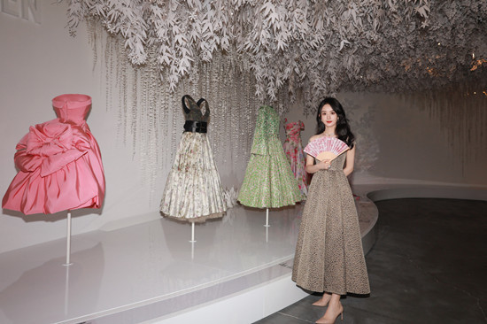 马尾|赵丽颖新造型蜕变大!扎双马尾似“天山童姥”,彻底摆脱乡村泥土气质