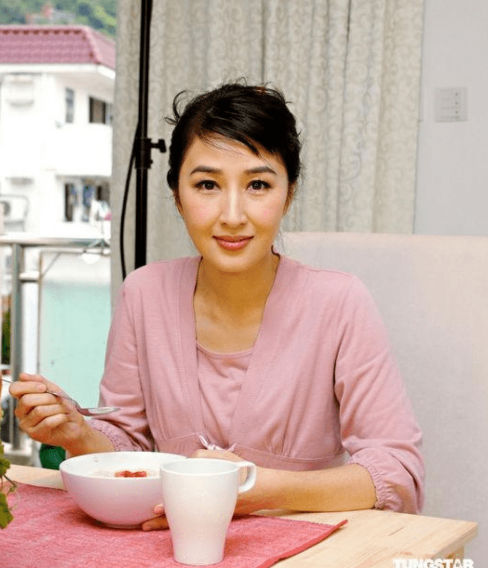 浅色|张家辉夫妇罕见同台,关咏荷复古卷发配绿裙像贵妇,太给老公长脸