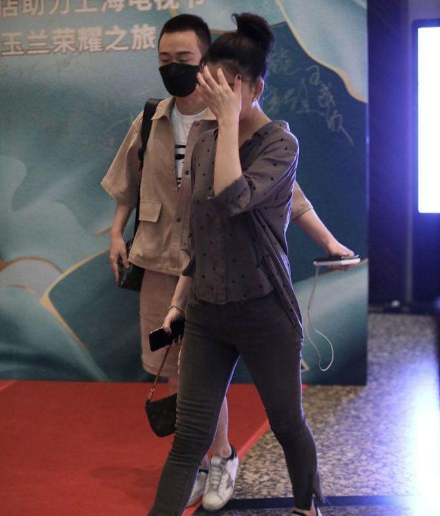 身材|殷桃路人镜头下太真实，穿波点衬衫配修身裤，胖了差点认不出