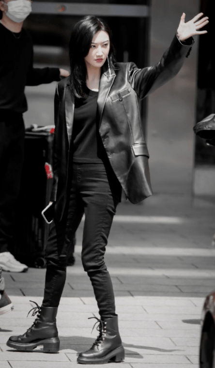 黑色|牛莉带火了一种穿法,叫“皮衣+条纹阔腿裤”,洒脱帅气又时髦