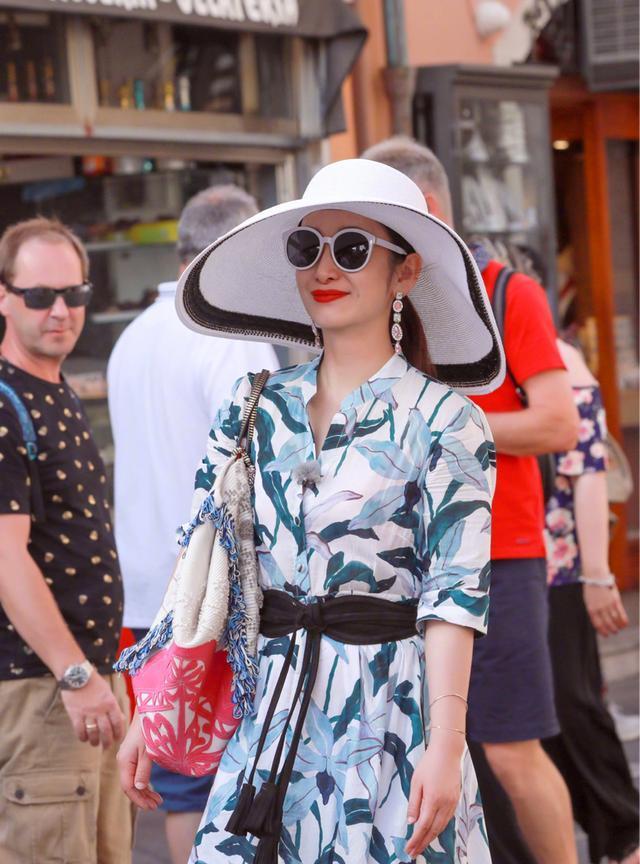 西装|秦海璐气质无敌了!“烂大街”的白色衬衫裙太高级减龄,哪像41岁