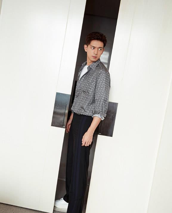 条纹|李现晒照，一件条纹衬衫叠穿白T恤，年轻男生就该打扮清秀一点！