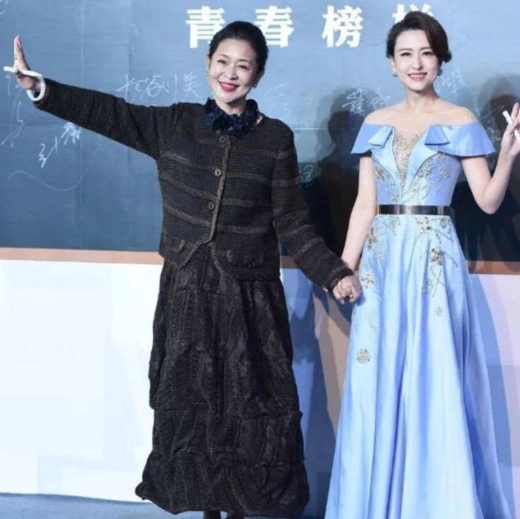 颜色|倪萍瘦下来连着年龄也瘦了,皱纹明显却依然迷人,让人哇塞!