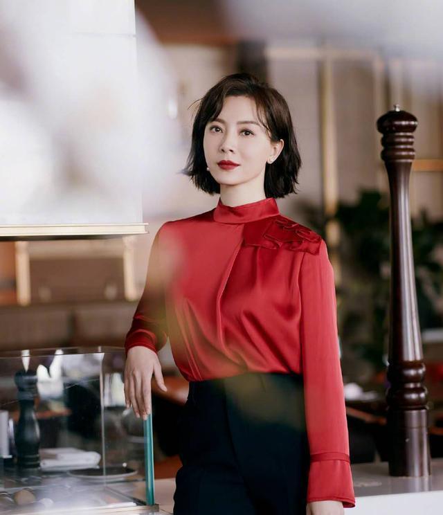 真丝|穿搭:陈数新剧演律师,衬衫+西裤又飒又美,但给人感觉太刻板