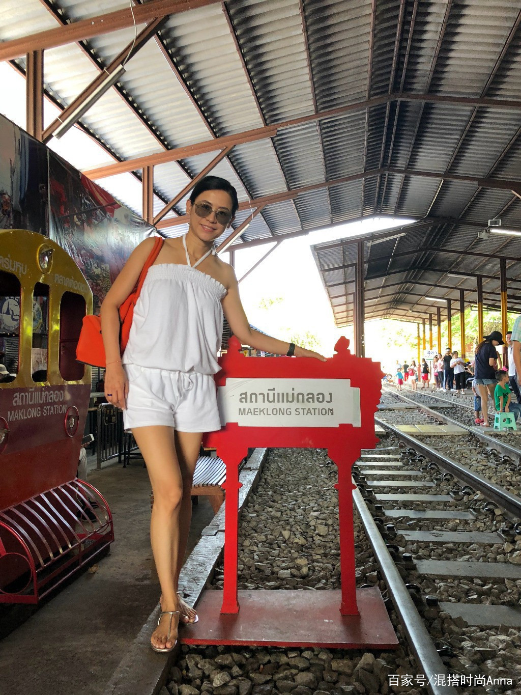 宣萱|51岁宣萱同框林峰看剧,衬衫配小脚裤好少女,比小9岁林峰还年轻