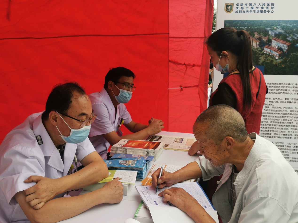 服务|“关注老年疾病，共促身心健康” 为老年朋友撑起关爱健康的“保护伞”