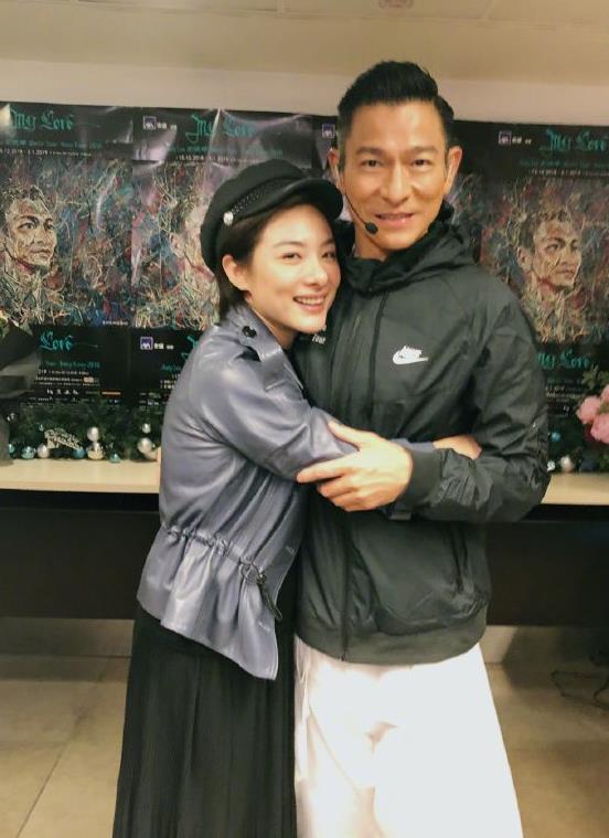 原创在超市偶遇刘璇做活动,穿高跟鞋身高还这么真实矮,有1米5吗?