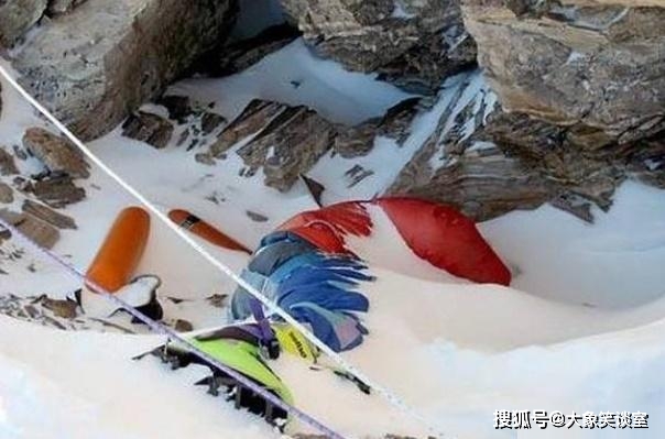 珠峰上的“睡美人”：数百名登山者无人过问，9年后有人做了件事