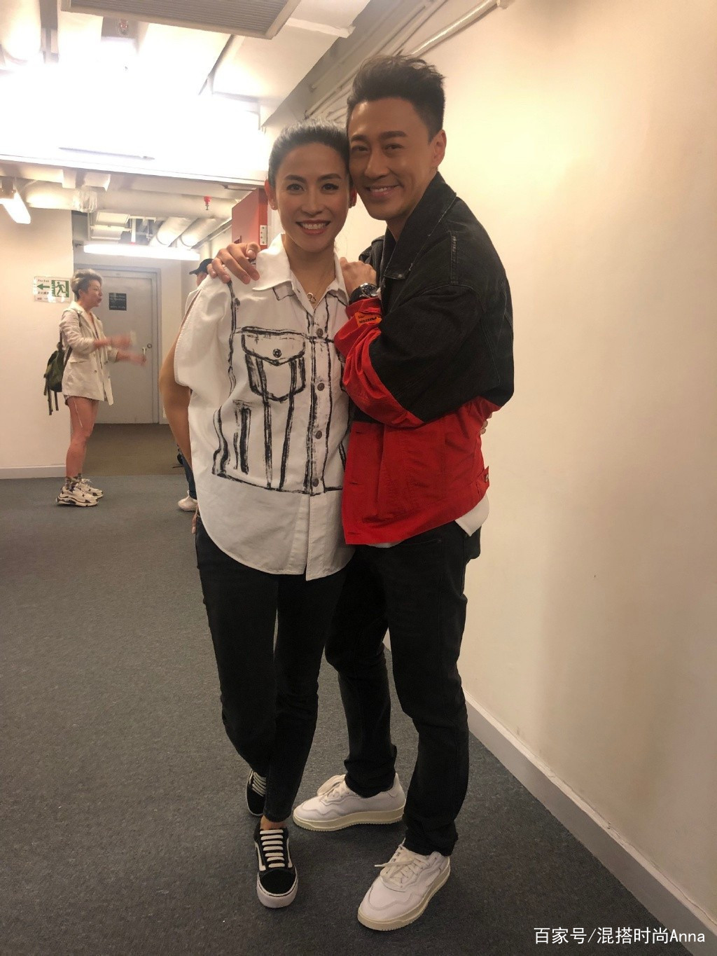 宣萱|51岁宣萱同框林峰看剧,衬衫配小脚裤好少女,比小9岁林峰还年轻