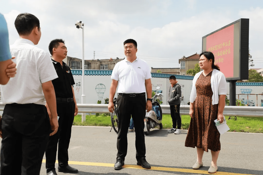 泰州海陵苏陈镇党委书记带队督查文明城市创建工作