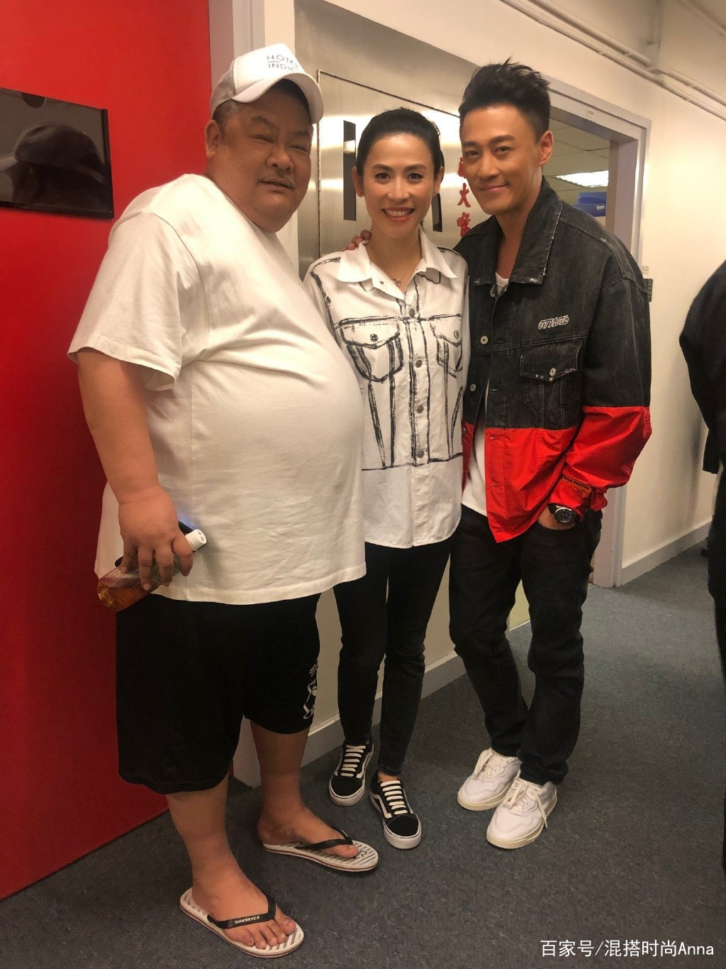 宣萱|51岁宣萱同框林峰看剧,衬衫配小脚裤好少女,比小9岁林峰还年轻