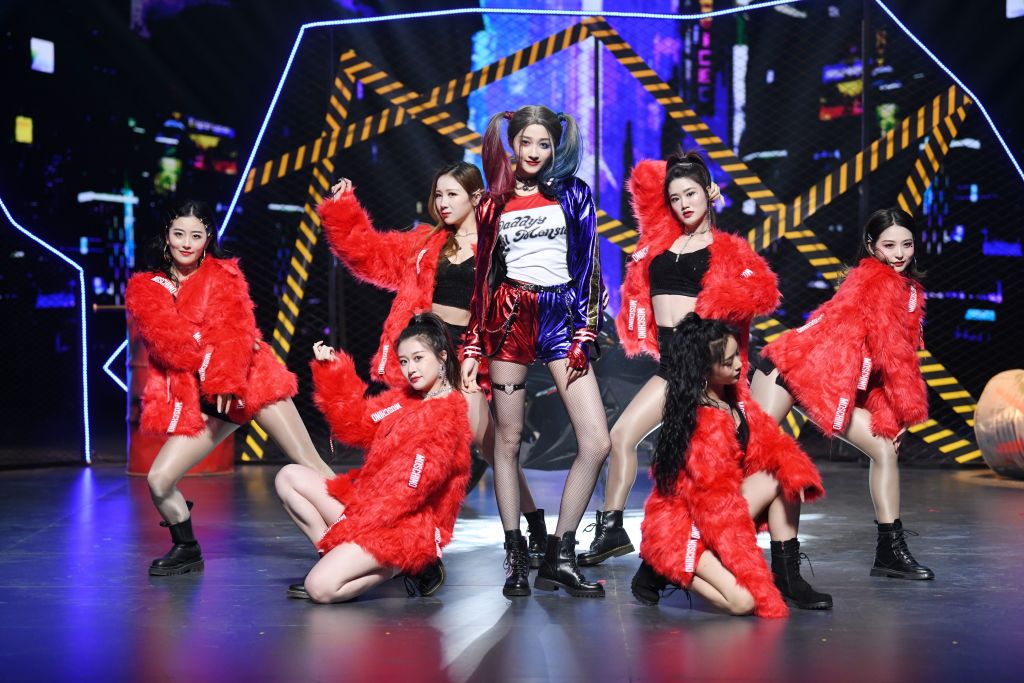 情趣|24岁关晓彤真大胆，穿机车夹克配“情趣袜”扮小丑，骑摩托太酷