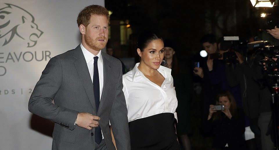 大肚子|梅根美得真高调！白衬衫搭裹身半裙秀孕肚，配优雅发髻备受好评