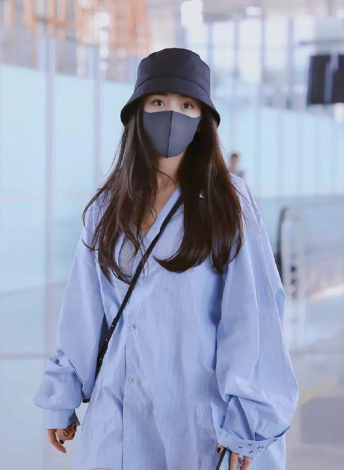 杨幂|杨幂又肆无忌惮秀美腿了!宽松衬衫玩转下衣失踪,小细腿太真实了