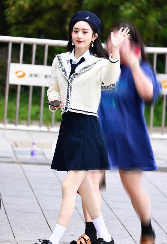 赵丽颖|赵丽颖越来越洋气了，穿水手服套装似高中生，近距离也看不出年龄